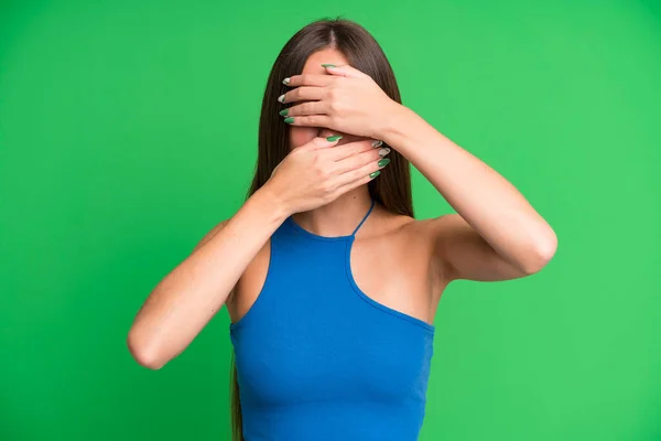 Zijn Paniekerige Mooie Vrouw Bedekt Het Gezicht Met Beide Handen — Stockfoto