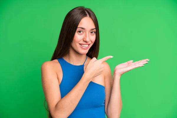 Mujer Bonita Hispana Sonriendo Alegremente Apuntando Copiar Espacio Palma Mano — Foto de Stock