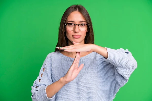 ヒスパニックかわいい女性は深刻 怒りと不満を見て サインアウト時間を作る — ストック写真