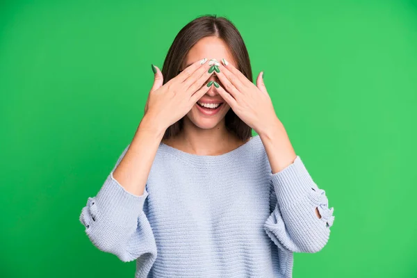 Ispanica Bella Donna Sorridente Felice Coprendo Gli Occhi Con Entrambe — Foto Stock