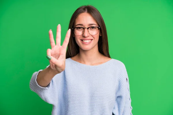 Hispanic Söt Kvinna Ler Och Ser Vänlig Visar Nummer Tre — Stockfoto