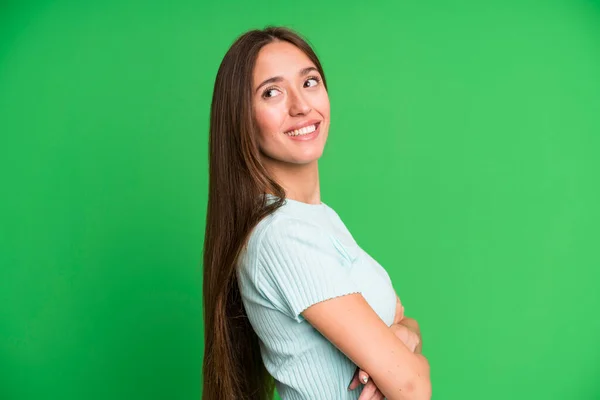 Hispánská Hezká Žena Vesele Usmívá Cítí Šťastná Spokojená Uvolněná Zkříženýma — Stock fotografie