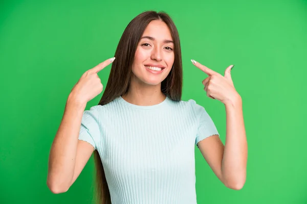 Mujer Bonita Hispana Sonriendo Con Confianza Apuntando Propia Sonrisa Amplia — Foto de Stock