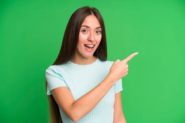 Mujer Bonita Hispana Mirando Emocionada Sorprendida Señalando Hacia Lado Hacia — Foto de Stock