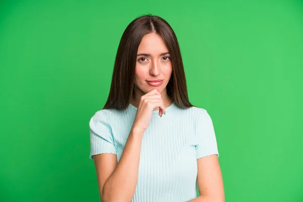 Hispanic Mooie Vrouw Zoek Serieus Verward Onzeker Attent Twijfelen Tussen — Stockfoto