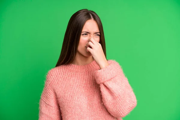 Hispanic Pretty Woman Feeling Disgusted Holding Nose Avoid Smelling Foul — Stock Photo, Image