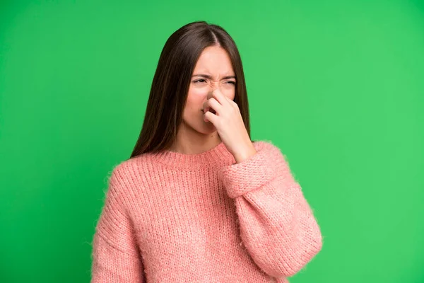 Ispanica Bella Donna Sente Disgustato Tenendo Naso Evitare Annusare Fetore — Foto Stock