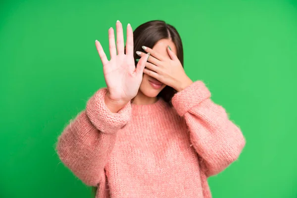 Paniekerige Mooie Vrouw Bedekken Gezicht Met Hand Zet Andere Hand — Stockfoto