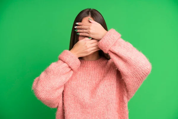 Zijn Paniekerige Mooie Vrouw Bedekt Het Gezicht Met Beide Handen — Stockfoto