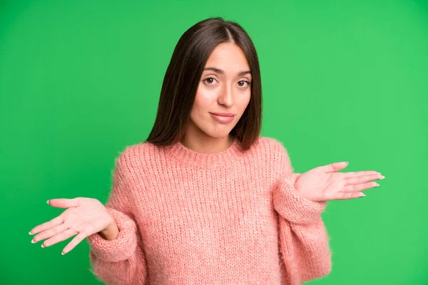 Hispanic Mooie Vrouw Voelt Zich Verward Verward Onzeker Het Juiste — Stockfoto