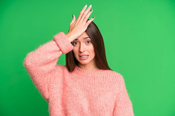 Hispanic Pretty Woman Raising Palm Forehead Thinking Oops Making Stupid — стоковое фото