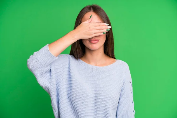 Mujer Bonita Hispana Cubriendo Los Ojos Con Una Mano Sintiéndose — Foto de Stock