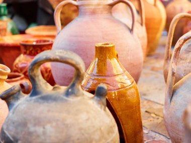 Satılık farklı el yapımı seramik kaplar. El yapımı. Eşsiz. İspanyol çömlek fuarı
