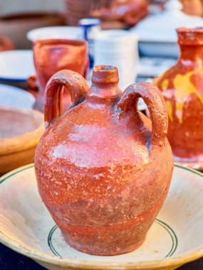 Satılık farklı el yapımı seramik kaplar. El yapımı. Eşsiz. İspanyol çömlek fuarı