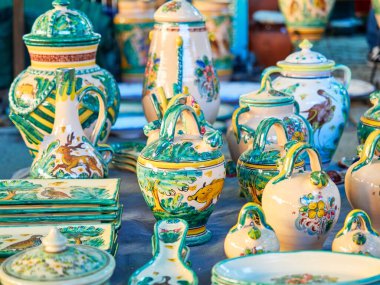 Satılık farklı el yapımı seramik kaplar. El yapımı. Eşsiz. İspanyol çömlek fuarı