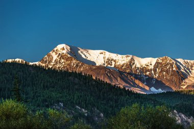 Kuzey Chui Dağları 'nın karla kaplı zirveleri sabah güneşiyle aydınlanır. Altai 'nin Kosh-Agachsky ilçesi, Rusya' nın Batı Sibirya 'sının güneyi