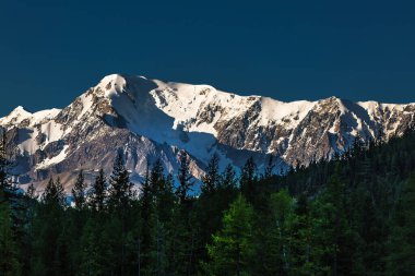 Kuzey Chui Dağları 'nın karla kaplı zirveleri sabah güneşiyle aydınlanır. Altai 'nin Kosh-Agachsky ilçesi, Rusya' nın Batı Sibirya 'sının güneyi