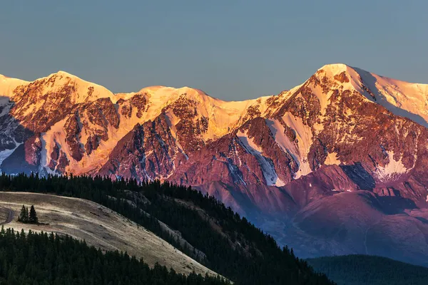 Kuzey Chui Dağları 'nın karla kaplı zirveleri sabah güneşiyle aydınlanır. Altai 'nin Kosh-Agachsky ilçesi, Rusya' nın Batı Sibirya 'sının güneyi