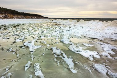 Ob Nehri 'nde buzul çağının başlangıcı. Sahilde kar ve buz mırıldanır. Berdsk, Novosibirsk bölgesi, Batı Sibirya, Kasım