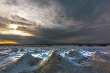 Ob Nehri 'nde buzul çağının başlangıcı. Sahilde kar ve buz mırıldanır. Berdsk, Novosibirsk bölgesi, Batı Sibirya, Kasım