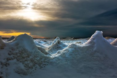 Ob Nehri 'nde buzul çağının başlangıcı. Sahilde kar ve buz mırıldanır. Berdsk, Novosibirsk bölgesi, Batı Sibirya, Kasım
