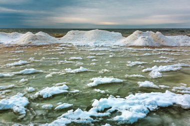 Ob Nehri 'nde buzul çağının başlangıcı. Sahilde kar ve buz mırıldanır. Berdsk, Novosibirsk bölgesi, Batı Sibirya, Kasım