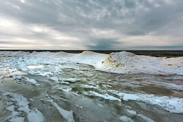 Ob Nehri 'nde buzul çağının başlangıcı. Sahilde kar ve buz mırıldanır. Berdsk, Novosibirsk bölgesi, Batı Sibirya, Kasım