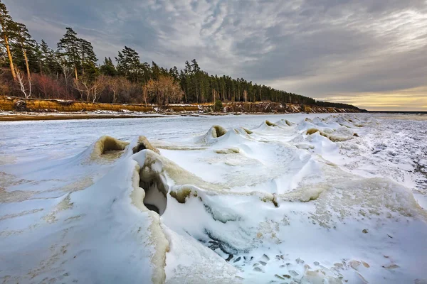 Comienzo Edad Hielo Río Con Nieve Hummocks Hielo Cerca Costa —  Fotos de Stock