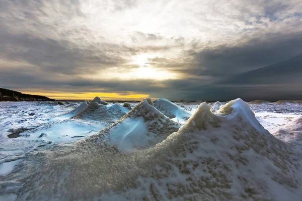 奥布河上的冰河时期开始了 海岸外都是冰和雪 11月 俄罗斯西伯利亚西部Novosibirsk地区 Berdsk — 图库照片