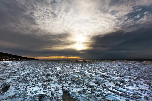 奥布河上的冰河时期开始了 海岸外都是冰和雪 11月 俄罗斯西伯利亚西部Novosibirsk地区 Berdsk — 图库照片