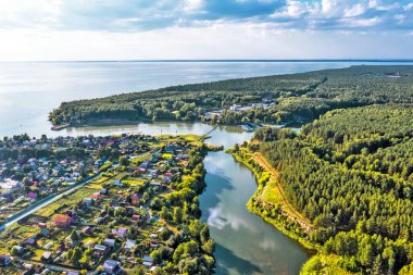 Ob Denizi 'ne akan Razdelnaya Nehri' nin ağzının kuş bakışı görüntüsü. Berdsk, Novosibirsk bölgesi, Rusya 'nın Batı Sibirya' sı