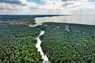 Berdsk, Novosibirsk Bölgesi, Batı Sibirya - Ağustos 1,2021: Razdelnaya Nehri 'nin kentteki kuş bakışı manzarası