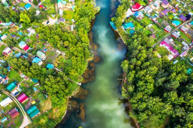 Berdsk, Novosibirsk Bölgesi, Batı Sibirya - Ağustos 1,2021: Razdelnaya Nehri 'nin kentteki kuş bakışı manzarası