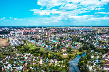 Berdsk, Novosibirsk Bölgesi, Batı Sibirya - Ağustos 1,2021: Razdelnaya Nehri 'nin kentteki kuş bakışı manzarası