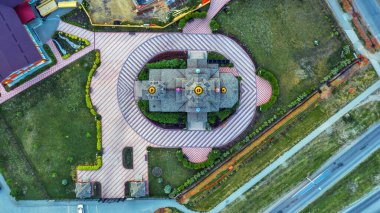 BERDSK, Novosibirsk bölgesi, Rusya 'nın Batı Sibirya' sı - 16 Haziran 2021: Lord 'un Epifani Ahşap Kilisesi, kuş bakışı.