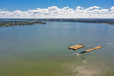 BERDSK, Novosibirsk Bölgesi, Batı Sibirya - 8 Temmuz 2021: Novosibirsk Ob rezervuarındaki Berdsky Körfezi 'nin kuş bakışı görüntüsü