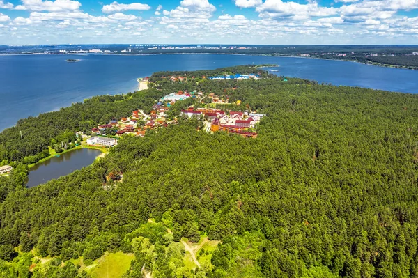 BERDSK, Novosibirsk Bölgesi, Batı Sibirya - 8 Temmuz 2021: Novosibirsk Ob rezervuarının kuş bakışı görüntüsü