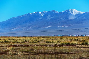 Kosh-Agach köyünün yakınlarındaki Chui steppe ve Altai dağları. Sibirya, Altai Cumhuriyeti 'nin Kosh-Agachsky ilçesi