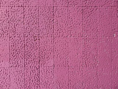 Güzelce döşenmiş tuğla duvarlar pembeye boyanınca hatırlanması kolay oluyor..