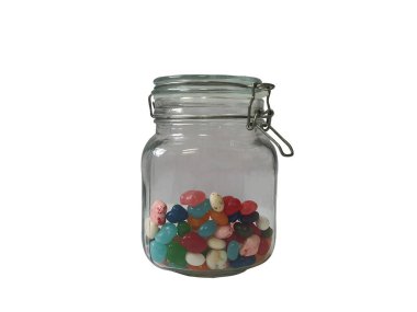 Açık renkli abur cuburlar koymak için havasını kaybeden cam bir kavanoz. Beyaz arka planda yiyecekleri daha uzun süre muhafaza etmek