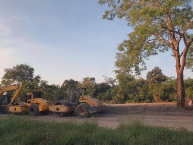 Yol silindiri yolları sıkılaştırmak için önemli. Toprak tanelerinin iç yapısının düzenlenmesine yardımcı olur. Toprak taneciklerinin bozulmasını azaltmak için. tam mühendislik özellikleri