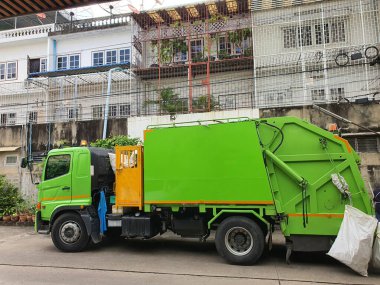 Çöp toplama kamyonu, çöpleri topluyor geri dönüşüm için sınıflandırılıyor, toplumu temizliyor.