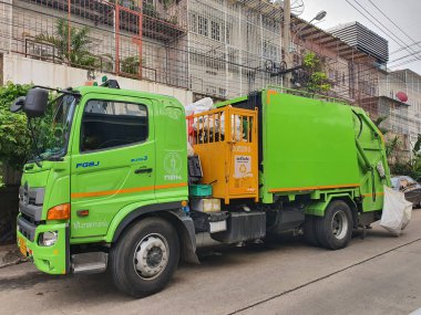 Çöp toplama kamyonu, çöp toplama Bangkok / Tayland / 2022 / 02 / 01