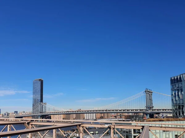 曼哈顿大桥 Manhattan Bridge 是一座横跨纽约市东河的悬索桥 这座桥由Leon Moyzff设计 它现在是美国纽约的一个主要旅游胜地 — 图库照片