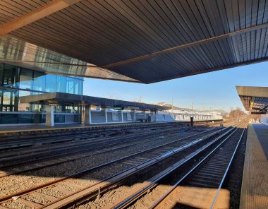 Woodside, New York 'ta, Queens' Woodside 'da, Long Island Demiryolu' nun ana hattında ve Port Washington şubesinde bulunan bir istasyondur. Penn İstasyonu 'ndan doğuya giden trenle. NYC-ABD. 2021-12-22.