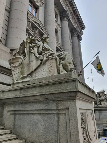 Smithsonian Ulusal Amerikan Kızılderili Müzesi 'ndeki mermer heykeller, Avrupa' yı temsil eden bir kadın, bir deniz ticareti keşfi çağını temsil etmektedir..