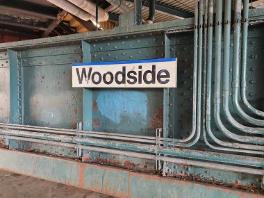Woodside, New York 'ta, Queens' Woodside 'da, Long Island Demiryolu' nun ana hattında ve Port Washington şubesinde bulunan bir istasyondur. Penn İstasyonu 'ndan doğuya giden trenle. NYC-ABD.