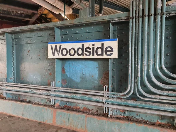 Woodside, New York 'ta, Queens' Woodside 'da, Long Island Demiryolu' nun ana hattında ve Port Washington şubesinde bulunan bir istasyondur. Penn İstasyonu 'ndan doğuya giden trenle. NYC-ABD.