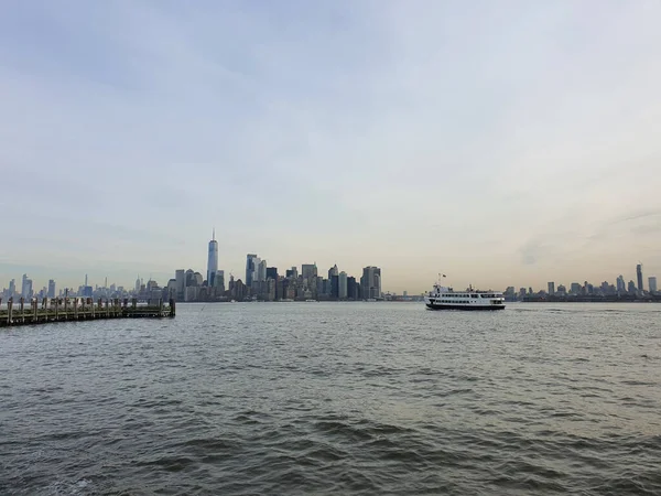 曼哈顿是纽约市的一个自治市 位于世界主要的商业 文化和金融中心之一的曼哈顿岛上 有各种形状的建筑物 — 图库照片