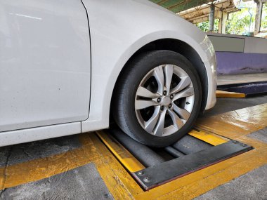 Vergi yenilemeden önce ön tekerlek merkezini test ederek ve fren sistemini test ederek yıllık araç denetimi